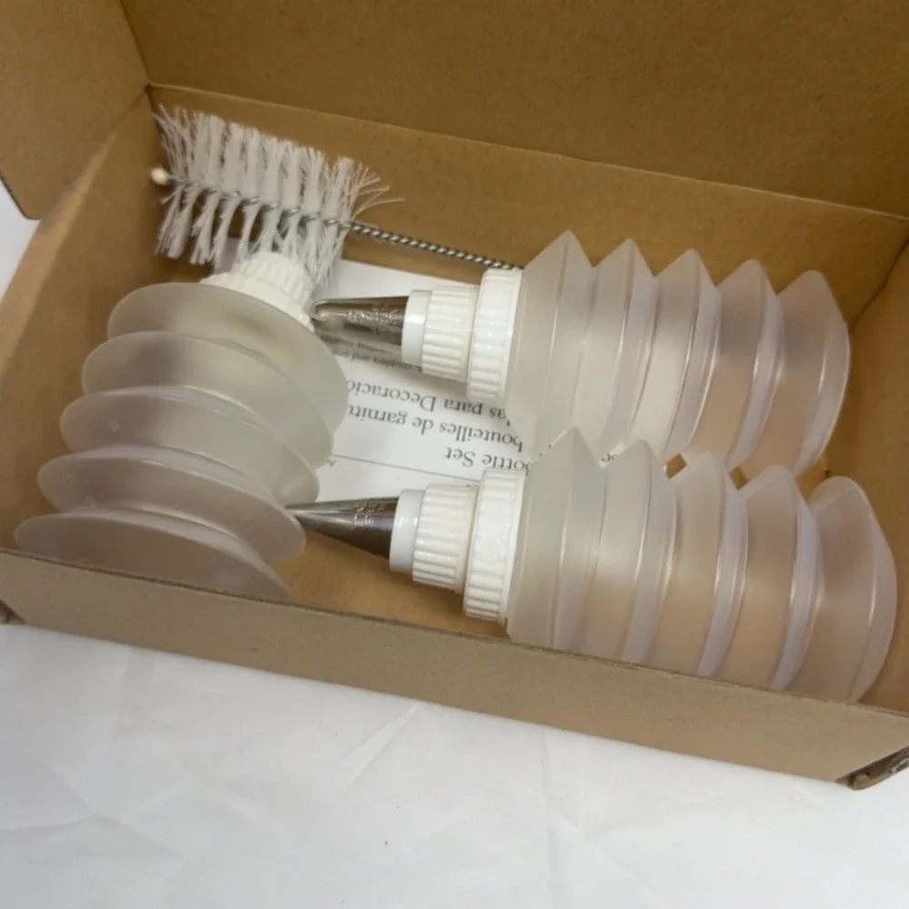 Pampered Chef Decorator Bottle Set 1585 Icing Piping Kit with Cleaning Brush 3pc